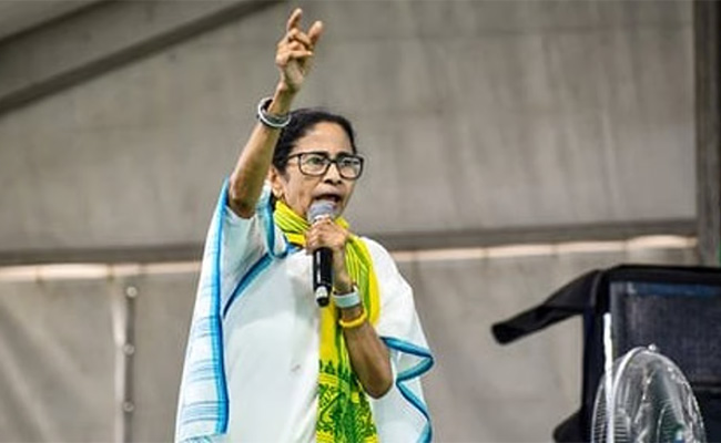 Mamata blames EC for 'failing to protect' judicial officers gheraoed over voter name deletion